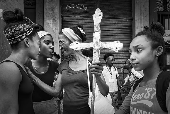 Street Stories, La Habana street people cross woman