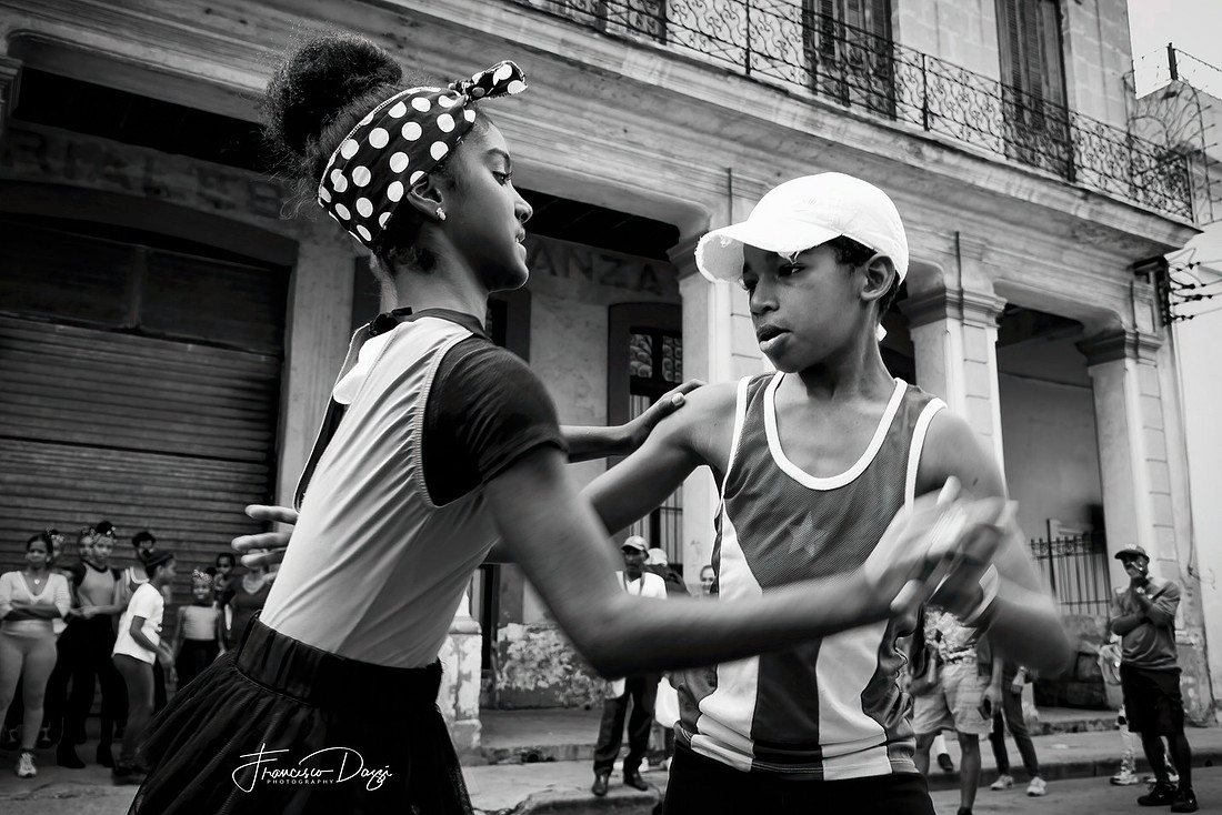 Giovani ballerini di salsa in strada all'Avana, Cuba - Francesco Dazzi