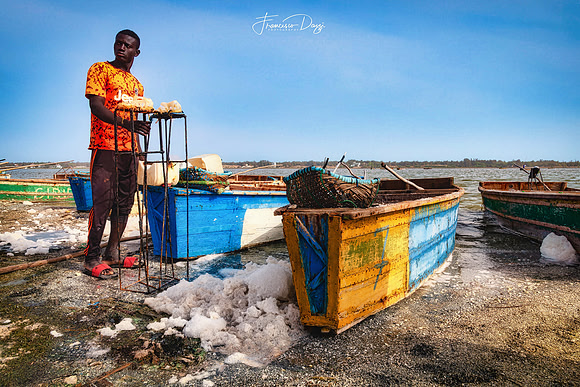 Salt & Boats: a working morning on Lac Rose