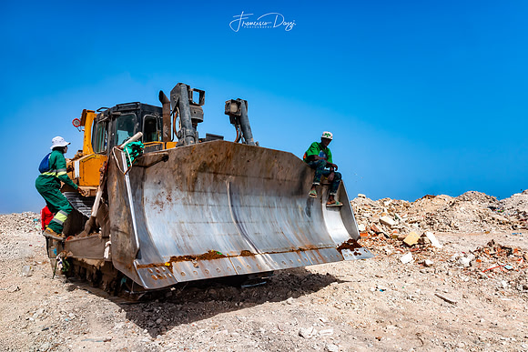 Senegal Dakar bulldozer landfill Mbeubeuss people workers garbage